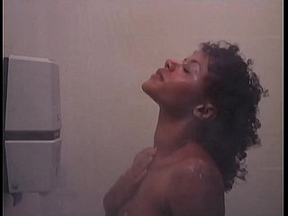 k.ワークアウト: セクシーなヌードの黒人シャワーガール