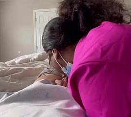 enfermeira milf de ébano curando um grande galo com sexo, eu a encontrei not much meetxx. com