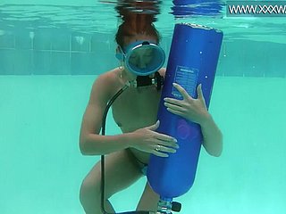 Beleza húngara fode um vibrador debaixo d'água