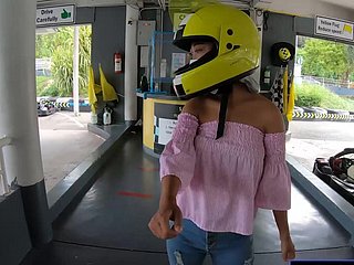 Une jolie miniature amie amateur thaïlandaise fait du karting et enregistrée en vidéo après