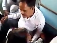 be captivated by doigt indien dans le train