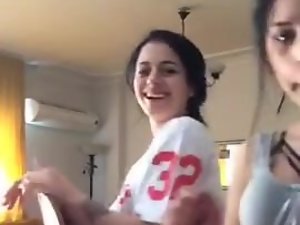 Remaja Turkish menari pada Webcam