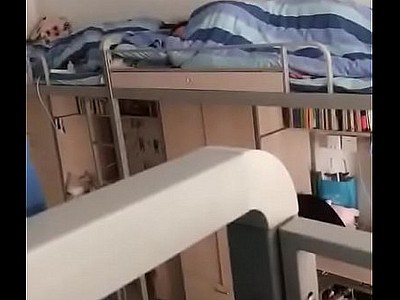 webcam de estudante universitário no dormitório