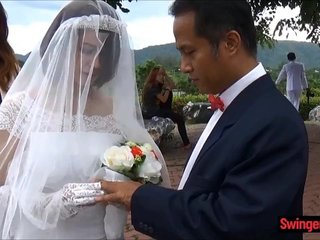 Aziatische bruid cheats op scrounger direct na de ceremonie